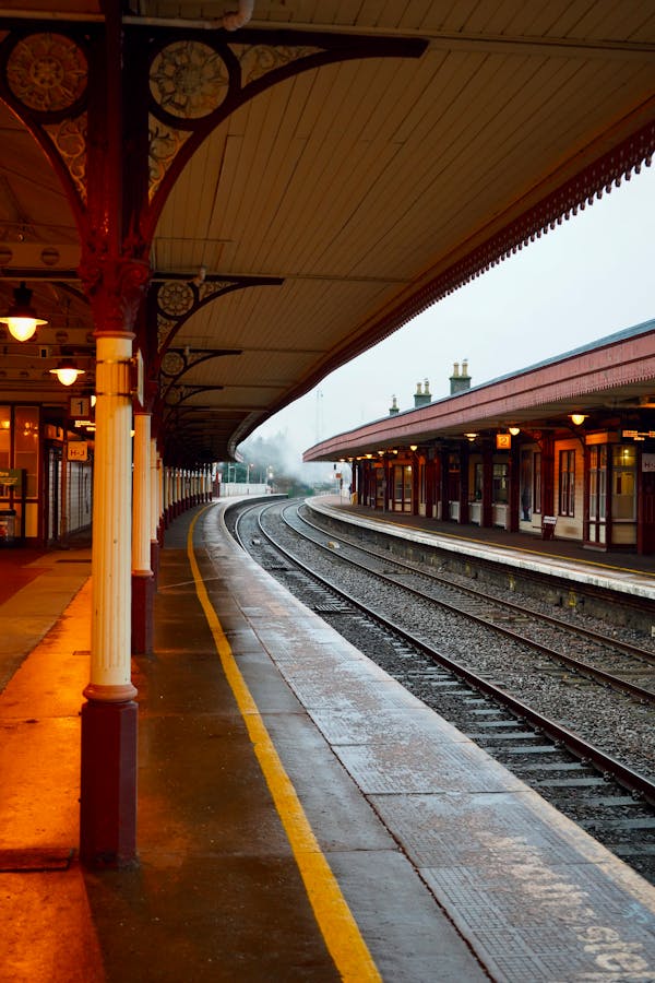 Paisaje de Escocia durante el viaje del Tren Jacobita y referencias a Harry Potter a bordo