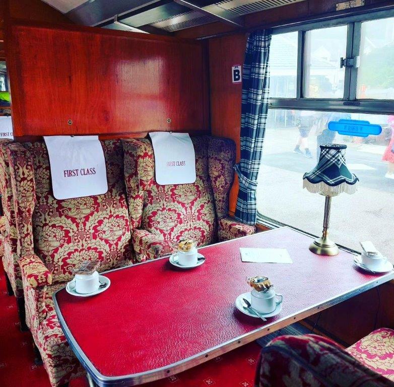 Vagón y asientos del Tren Jacobita con opciones de billetes estándar y primera clase