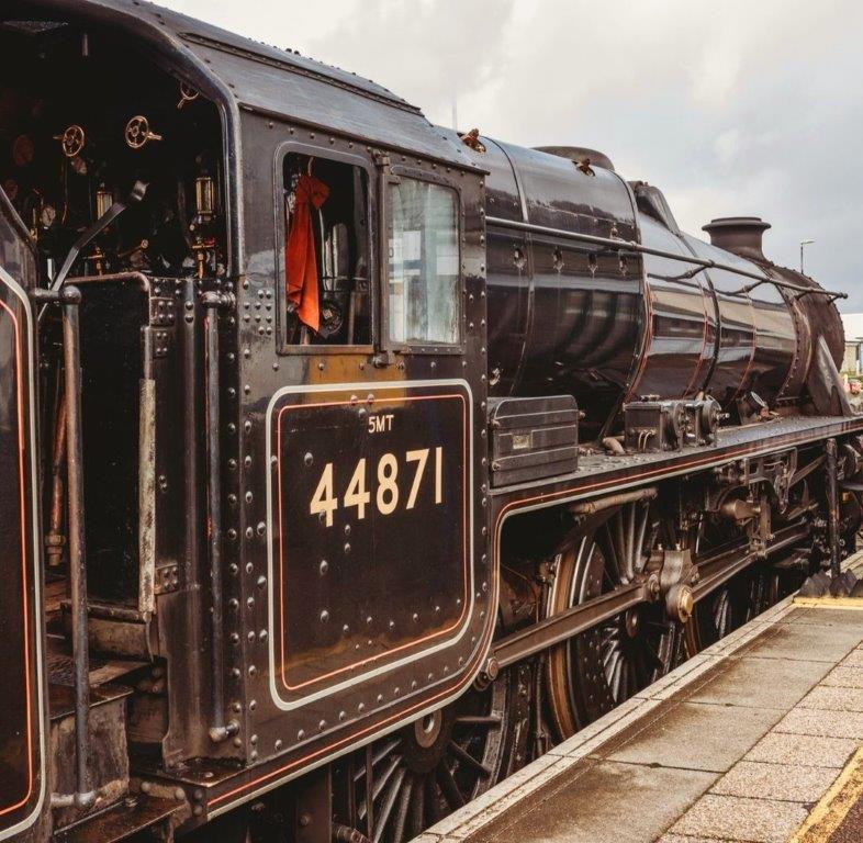 Vagones del Tren Jacobita y ambiente tradicional del tren de vapor en Escocia