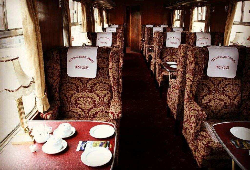 Carrito de bar y servicio a bordo del Tren Jacobita con snacks y bebidas