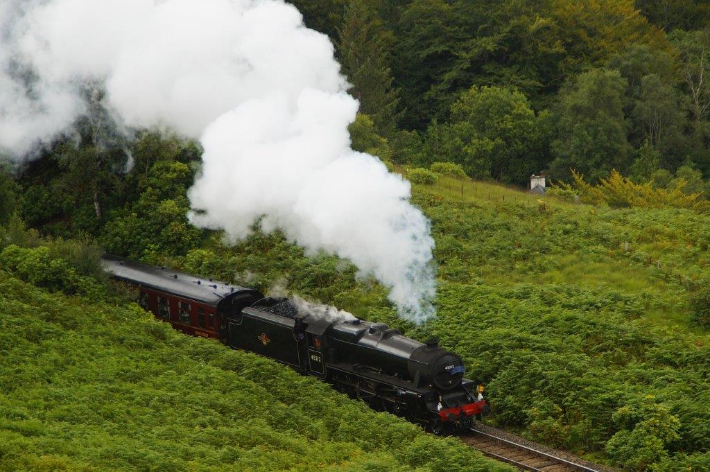 Tren Jacobita en un tramo histórico del ferrocarril de las Highlands occidentales de Escocia