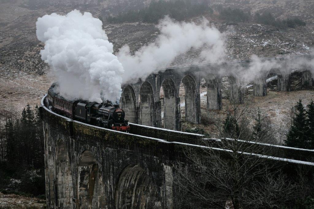 Viaducto de Glenfinnan con el Tren Jacobita cruzándolo en una escena icónica de Escocia