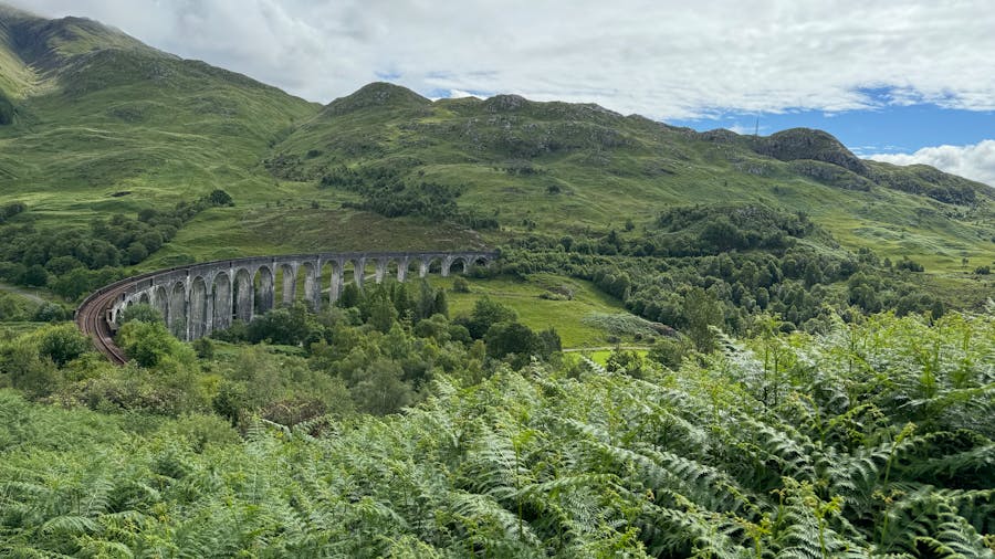 Tren Jacobita en ruta panorámica, símbolo turístico y cultural de las Highlands