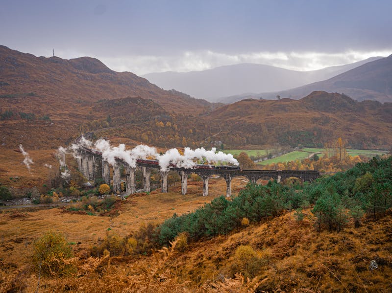Locomotora del Tren Jacobita avanzando en la ruta panorámica de las Highlands de Escocia