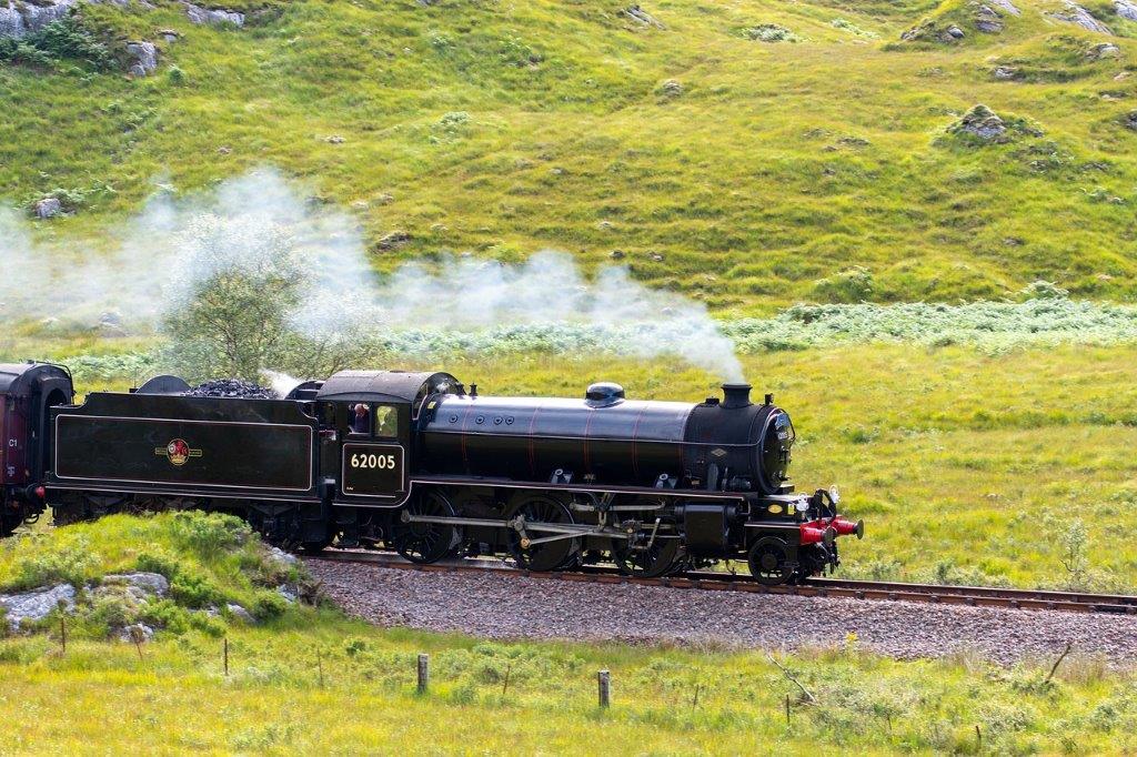 Locomotora de vapor del Tren Jacobita expulsando humo y vapor en Escocia