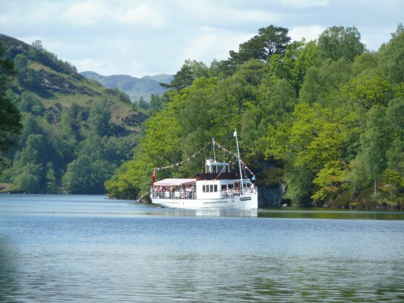 Steamship Sir Walter Scott navegando por Loch Katrine en Escocia
